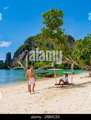 Männer und Frauen auf Pakbia Island Teil der Koh Hong Islands Krabi Thailand, der tropische Strand Krabi mit Schaukel Stockfoto