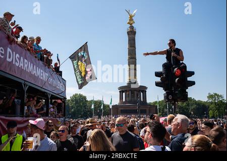 08.07.2023, Berlin, Deutschland, Europa - Techno-Musikfans und -Feiern bei der Parade „Rave the Planet“, dem Nachfolger der Loveparade der Hauptstadt. Stockfoto