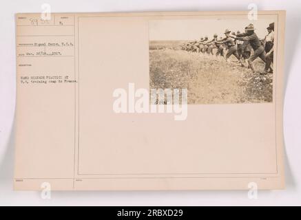 US-Soldaten, die im Ersten Weltkrieg in einem Trainingslager in Frankreich Handgranaten benutzen. Dieses Foto mit der Nummer 111-SC-8935 wurde am 26. März 1917 von einem Fotografen des 31. Signal Corps, USA, aufgenommen Hinweise weisen darauf hin, dass das Foto auch unter der Nummer Ⓒ8950 aufgezeichnet wurde. Stockfoto