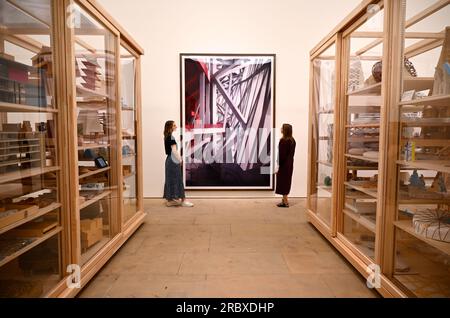 Diese Ausstellung mit über 400 Objekten von Herzog & de Meuron umfasst Modelle, Zeichnungen, Entwürfe, Entwürfe, Fotografien, Möbel und andere Designobjekte. Erkunden Sie die offenen Archivregale, setzen Sie sich auf das neueste Möbeldesign, gehen Sie durch lebensgroße architektonische Modelle und nutzen Sie Augmented Reality (AR) über eine kostenlose App, um ein neues Kinderkrankenhaus in Zürich zu erleben. In enger Zusammenarbeit mit den Architekten ist dies eine seltene Gelegenheit, die inneren Abläufe eines der bewundernswertesten Architekturunternehmen der Welt zu sehen. Stockfoto