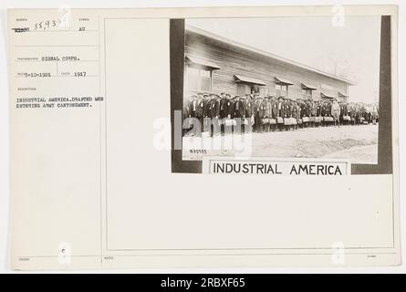 Die Wehrpflichtigen betreten Armeekantonationen im Industrieländer Amerikas, 1917. Das Foto, das 1917 vom Fotografen des Signal Corps aufgenommen wurde, zeigt Männer, die während des Ersten Weltkriegs eingezogen wurden. Es ist als Bildnummer 995 katalogisiert und hat ein Beschreibungssymbol als REC-10-1921. In den Beschriftungen wird die Bedeutung des Industrieniveaus erwähnt. Stockfoto