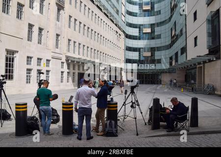 London, Großbritannien. 10. Juli 2023 Medienpräsenz außerhalb des BBC-Hauptquartiers im Zentrum von London, während der Sender einen männlichen Moderator suspendiert, der beschuldigt wurde, einen Teenager für explizite Bilder zu bezahlen. Stockfoto