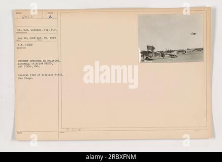 Studenten-Offiziere in Ausbildung am Rockwell Aviation Field in San Diego, Kalifornien. Dieses Foto bietet einen allgemeinen Überblick über das Luftfahrtfeld in San Diego. Das Bild wurde von Lieutenant E.N. aufgenommen Jackson vom Signal R.C. Fotograf Nummer A. die Daten sind vom 28. Mai 1918 bis zum 30. April 1918 aufgezeichnet. Auf dem Foto steht die Beschreibung: "Studentenoffiziere in Ausbildung, Rockwell Aviation Field, San Diego, Cal." Und wurde als Arbeitsnummer 38988 ausgestellt. Stockfoto