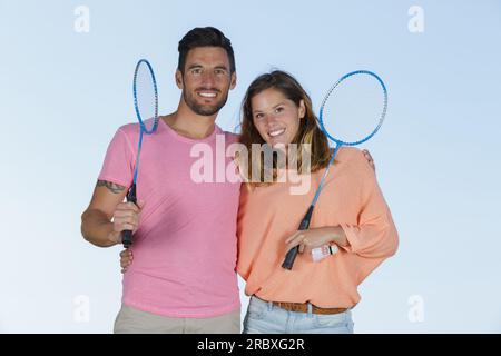 Ein Paar, das im Freien Badminton gespielt hat Stockfoto