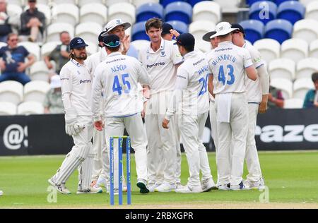 Hove UK 11. Juli 2023 - Sussex Bowler Henry Shipley wird beglückwünscht, nachdem er das Wicket von Luis Reece am zweiten Tag des Cricket-Spiels LV= Insurance County Championship auf dem 1. Central County Ground in Hove gefangen genommen hat: Credit Simon Dack /TPI/ Alamy Live News Stockfoto
