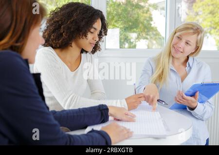 Drei Büromitarbeiter haben Erfolg Stockfoto