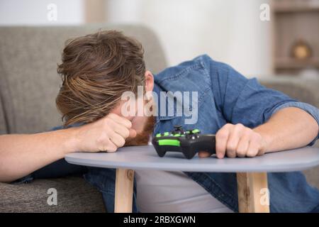 Porträt eines wütenden Kerls, der Videospiele spielt Stockfoto