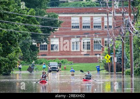 Montpelier, USA. 11. Juli 2023. Bootsfahrer, School Street, während der Überschwemmung des Winooski River, der Montpelier, VT, USA, Hauptstadt von Vermont überflutete. 11. Juli 23 Kredit: John Lazenby/Alamy Live News Stockfoto