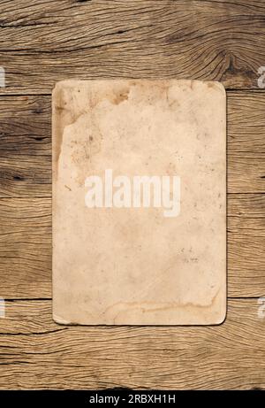 Altmodischer Papierhintergrund auf Holzplatte Stockfoto