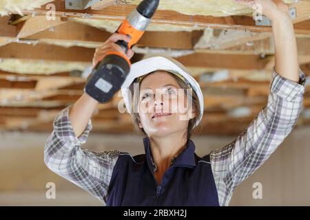 Porträt einer Bastlerin mit Bohrer Stockfoto