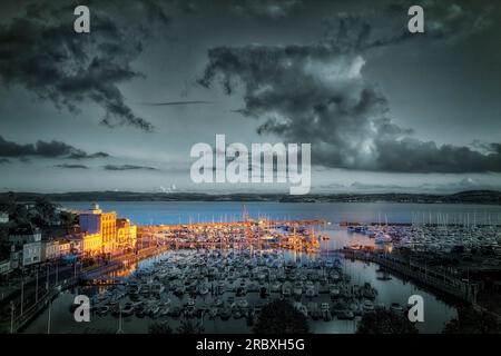 FOTOGRAFIE: Licht am Meer (Torquay Harbour mit Tor Bay im Hintergrund, Devon, Großbritannien) Stockfoto