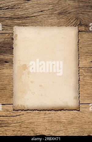 Altmodischer Papierhintergrund auf Holzplatte Stockfoto