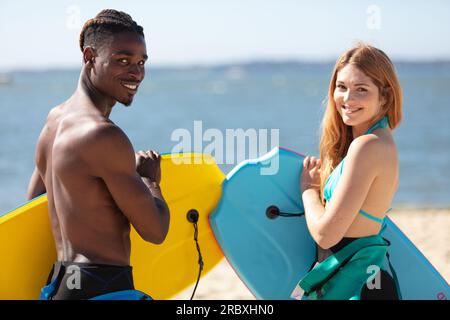 Ein paar Bodyboard-Surfer sind bereit ins Wasser zu gehen Stockfoto