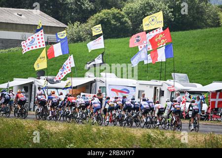 Issoire, Frankreich. 11. Juli 2023. Das Abbildungsbild zeigt Flaggen und Fans während der Etappe 10 des Radrennen Tour de France, einem 167 km langen 2 km langen Rennen von Vulcania nach Issoire, Frankreich, Dienstag, den 11. Juli 2023. Die diesjährige Tour de France findet vom 01. Bis 23. Juli 2023 statt. BELGA FOTO PETE GODING Kredit: Belga News Agency/Alamy Live News Stockfoto