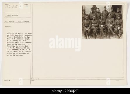 Gruppenfoto von Offizieren aus der Einheit "Motor Transport Officer" der 2. Armee in Toul, Meurthe et Moselle, Frankreich während des 1. Weltkriegs Sitz von links nach rechts: Kapitän d. H. MCALPIN, Hauptmann H. M. Jones, Oberst W.H. Winter, Major L. S. Devores, Captain S. H. Doughty. Von links nach rechts: 1. LT. T. N. Alleyin, 2D LT. E. W. Stines, 2D LT. J. W. Craig, Capt. Rex W. Dunlap, 2D LT. E. P. Gregory, 2D LT. A. E. Ralston. (Quelle: Fotos der amerikanischen Militäraktionen während des Ersten Weltkriegs) Stockfoto