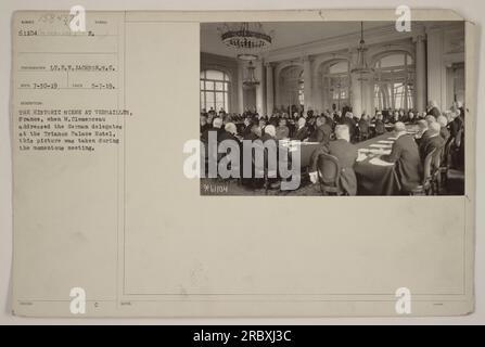 Historische Szene in Versailles, Frankreich, am 7. Mai 1919, als der französische Premierminister Georges Clemenceau im Trianon Palace Hotel vor deutschen Delegierten sprach. Dieses Foto zeigt das bedeutsame Treffen während der Friedensverhandlungen nach dem Ersten Weltkrieg. Fotograf Leutnant E.N. Jackson hat das Foto gemacht, das mit Runeber 158432 beschriftet ist. Stockfoto