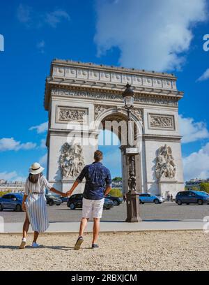 Ein Paar auf einer Städtereise in Paris und besucht die Avenue des Champs Elysees Paris Frankreich Triumphbogen. Männer und Frauen besuchen im Sommer den Arc de Triomphe in Paris Stockfoto