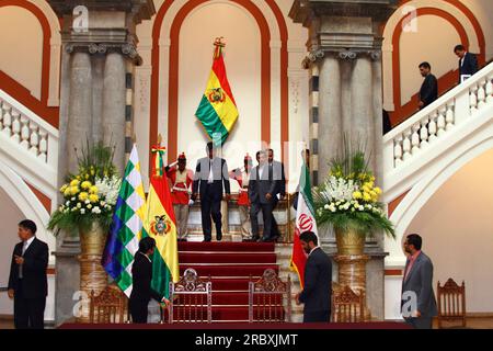 LA PAZ, BOLIVIEN, 19. Juni 2012. Der bolivianische Präsident Evo Morales Ayma (links) und der iranische Präsident Mahmoud Ahmadinedschad (rechts vom Zentrum) kommen nach einem Treffen im Präsidentenpalast in La Paz zu einer Pressekonferenz. Während des Treffens überarbeiteten die Präsidenten frühere bilaterale Abkommen und versprachen, die politischen und wirtschaftlichen Beziehungen weiter auszubauen und im Kampf gegen den Drogenhandel zusammenzuarbeiten. Der Iran unterstützt und finanziert bereits Industrie-, Gesundheits- und Sanitärprojekte in Bolivien. Das ist das dritte Mal, dass Präsident Ahmadineyad Bolivien besucht. Stockfoto