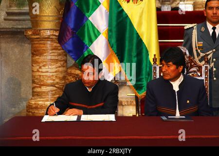 LA PAZ, BOLIVIEN, 19. Juni 2012. Der bolivianische Außenminister David Choquehuanca (links) unterzeichnet Vereinbarungen in einer Pressekonferenz nach einem Treffen zwischen dem bolivianischen Präsidenten Evo Morales Ayma (rechts) und dem iranischen Präsidenten Mahmoud Ahmadinedschad im Präsidentenpalast in La Paz. Während des Treffens überarbeiteten die Präsidenten frühere bilaterale Abkommen und versprachen, die politischen und wirtschaftlichen Beziehungen weiter auszubauen und im Kampf gegen den Drogenhandel zusammenzuarbeiten. Der Iran unterstützt und finanziert bereits Industrie-, Gesundheits- und Sanitärprojekte in Bolivien. Stockfoto