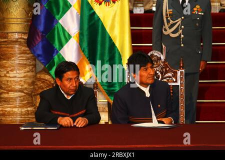 LA PAZ, BOLIVIEN, 19. Juni 2012. Bolivianischer Außenminister David Choquehuanca (links) und Präsident Evo Morales Ayma (rechts) während einer Pressekonferenz im Präsidentenpalast in La Paz. Stockfoto