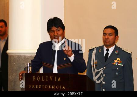 LA PAZ, BOLIVIEN, 19. Juni 2012. Der bolivianische Präsident Evo Morales Ayma hält eine Rede, nachdem er den iranischen Präsidenten Mahmoud Ahmadinedschad im Präsidentenpalast in La Paz getroffen hat. Während des Treffens überarbeiteten die Präsidenten frühere bilaterale Abkommen und versprachen, die politischen und wirtschaftlichen Beziehungen weiter auszubauen und im Kampf gegen den Drogenhandel zusammenzuarbeiten. Der Iran unterstützt und finanziert bereits Industrie-, Gesundheits- und Sanitärprojekte in Bolivien. Dies ist das dritte Mal, dass Präsident Ahmadineyad Bolivien besucht (frühere Besuche waren 2007 und 2009). Stockfoto