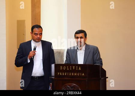 LA PAZ, BOLIVIEN, 19. Juni 2012. Der iranische Präsident Mahmoud Ahmadinedschad hält eine Rede, nachdem er den bolivianischen Präsidenten Evo Morales Ayma im Präsidentenpalast in La Paz getroffen hat. Während des Treffens überarbeiteten die Präsidenten frühere bilaterale Abkommen und versprachen, die politischen und wirtschaftlichen Beziehungen weiter auszubauen und im Kampf gegen den Drogenhandel zusammenzuarbeiten. Der Iran unterstützt und finanziert bereits Industrie-, Gesundheits- und Sanitärprojekte in Bolivien. Dies ist das dritte Mal, dass Präsident Ahmadineyad Bolivien besucht (frühere Besuche waren 2007 und 2009). Stockfoto