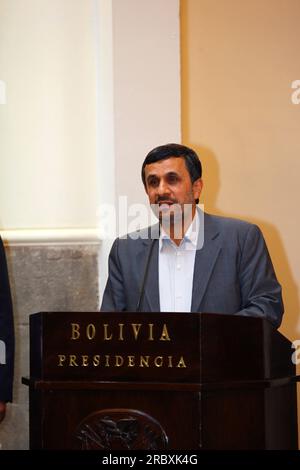 LA PAZ, BOLIVIEN, 19. Juni 2012. Der iranische Präsident Mahmoud Ahmadinedschad hält eine Rede, nachdem er den bolivianischen Präsidenten Evo Morales Ayma im Präsidentenpalast in La Paz getroffen hat. Während des Treffens überarbeiteten die Präsidenten frühere bilaterale Abkommen und versprachen, die politischen und wirtschaftlichen Beziehungen weiter auszubauen und im Kampf gegen den Drogenhandel zusammenzuarbeiten. Der Iran unterstützt und finanziert bereits Industrie-, Gesundheits- und Sanitärprojekte in Bolivien. Dies ist das dritte Mal, dass Präsident Ahmadineyad Bolivien besucht (frühere Besuche waren 2007 und 2009). Stockfoto