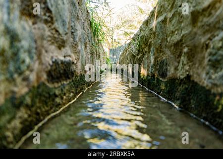 Al falaj Wasserkanal mit Blick auf das Wasser. Stockfoto