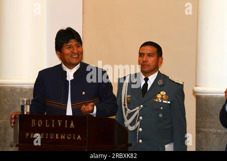 LA PAZ, BOLIVIEN, 19. Juni 2012. Der bolivianische Präsident Evo Morales Ayma hält eine Rede, nachdem er den iranischen Präsidenten Mahmoud Ahmadinedschad im Präsidentenpalast in La Paz getroffen hat. Während des Treffens überarbeiteten die Präsidenten frühere bilaterale Abkommen und versprachen, die politischen und wirtschaftlichen Beziehungen weiter auszubauen und im Kampf gegen den Drogenhandel zusammenzuarbeiten. Der Iran unterstützt und finanziert bereits Industrie-, Gesundheits- und Sanitärprojekte in Bolivien. Dies ist das dritte Mal, dass Präsident Ahmadineyad Bolivien besucht (frühere Besuche waren 2007 und 2009). Stockfoto