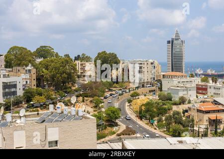 Haifa, Israel, 24. Mai 2023: Gebäude des Innenministeriums an der Mittelmeerküste. Blick auf das 'Raketengebäude' in der Innenstadt und den Harbo Stockfoto