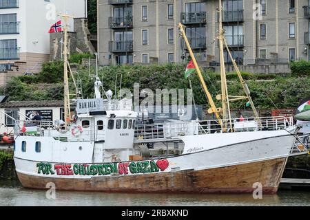 Bristol, Großbritannien. 11. Juli 2023. Handala, ein umgewandelter Trawler und Teil der Gaza-Freiheitsflotte, der sich für palästinensische Rechte einsetzt, hat im Hafen von Bristol angelegt. Das Schiff wird sich bis zum 19. Juli in Bristol aufhalten und von Aktivisten besetzt sein, die sich gegen die Blockade der israelischen Regierungen in Gaza stellen. Kredit: JMF News/Alamy Live News Stockfoto