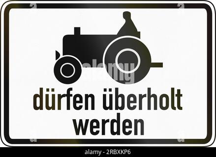 Deutsches Verkehrszeichen Zusatzfeld zur Angabe der Bedeutung anderer Schilder: Langsame Fahrzeuge (z. B. Zugmaschinen) dürfen passieren. Duerfen ueberholt Stockfoto