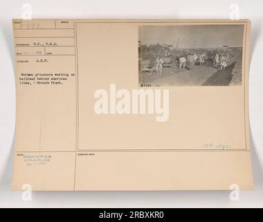 Deutsche Kriegsgefangene, die während des Ersten Weltkriegs hinter amerikanischen Linien an der französischen Front auf einer Eisenbahn arbeiteten. Dieses Foto mit der Nummer 111-SC-5792 wurde vom Fotografen S.C., USA, aufgenommen und am 1. März 1918 von W.O.D. an die Photo Division herausgegeben. Die Labornotizen geben eine alternative Ausstellungsnummer an, 5797 A8F-15936. Stockfoto