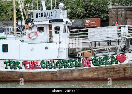 Bristol, Großbritannien. 11. Juli 2023. Handala, ein umgewandelter Trawler und Teil der Gaza-Freiheitsflotte, der sich für palästinensische Rechte einsetzt, hat im Hafen von Bristol angelegt. Das Schiff wird sich bis zum 19. Juli in Bristol aufhalten und von Aktivisten besetzt sein, die sich gegen die Blockade der israelischen Regierungen in Gaza stellen. Kredit: JMF News/Alamy Live News Stockfoto