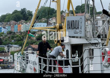 Bristol, Großbritannien. 11. Juli 2023. Handala, ein umgewandelter Trawler und Teil der Gaza-Freiheitsflotte, der sich für palästinensische Rechte einsetzt, hat im Hafen von Bristol angelegt. Das Schiff wird sich bis zum 19. Juli in Bristol aufhalten und von Aktivisten besetzt sein, die sich gegen die Blockade der israelischen Regierungen in Gaza stellen. Kredit: JMF News/Alamy Live News Stockfoto