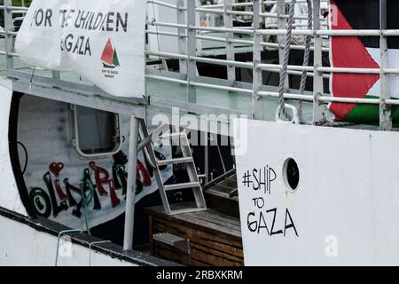 Bristol, Großbritannien. 11. Juli 2023. Handala, ein umgewandelter Trawler und Teil der Gaza-Freiheitsflotte, der sich für palästinensische Rechte einsetzt, hat im Hafen von Bristol angelegt. Das Schiff wird sich bis zum 19. Juli in Bristol aufhalten und von Aktivisten besetzt sein, die sich gegen die Blockade der israelischen Regierungen in Gaza stellen. Kredit: JMF News/Alamy Live News Stockfoto