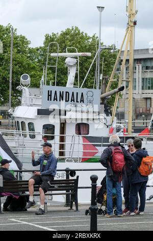 Bristol, Großbritannien. 11. Juli 2023. Handala, ein umgewandelter Trawler und Teil der Gaza-Freiheitsflotte, der sich für palästinensische Rechte einsetzt, hat im Hafen von Bristol angelegt. Das Schiff wird sich bis zum 19. Juli in Bristol aufhalten und von Aktivisten besetzt sein, die sich gegen die Blockade der israelischen Regierungen in Gaza stellen. Kredit: JMF News/Alamy Live News Stockfoto