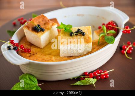 Hüttenkäse, süßer Auflauf mit frischen Beeren, auf einem Holztisch Stockfoto