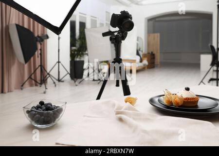 Professionelle Ausstattung und Komposition mit köstlichem Dessert auf Holztisch im Studio. Lebensmittelfotografie Stockfoto