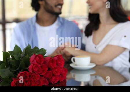 Internationale Dates. Schönes Paar, das Zeit miteinander im Restaurant verbringt, selektive Konzentration Stockfoto
