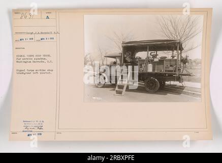 Ein Foto von einem Maschinenlaster des Signalkorps, aufgenommen von Sergeant J.A. Marshall. Der Lkw wurde für die Einsatztruppe in Washington Barracks, D.C. ausgestellt Das Foto wurde am 27. April 1918 mit den Hinweisen genehmigt, aus denen hervorgeht, dass das Bild von W.C.D an Photo V.C freigegeben wurde, vorbehaltlich der Genehmigung. (Insgesamt: 54 Wörter) Stockfoto