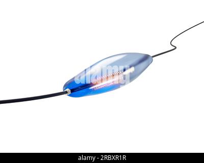 Selbstexpandierbares 3D-Rendering mit Mesh-Metall-Nitinol für endovaskuläre Operationen auf weißem Hintergrund. Beschneidungspfad. Stockfoto