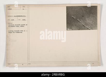 Flugzeugkadetten am Ellington Field in Houston, Texas, Ausbildung in der Schiffsformation. Dieses Foto mit der Nummer 11514 wurde 1918 von LT. Kingsmore von der S.C. aufgenommen. Es zeigt eine direkte Sicht auf die Kadetten am Boden und bildet ein Muster, das an Schiffe erinnert. Stockfoto