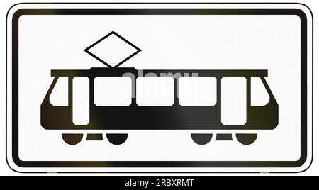 Deutsches Verkehrszeichen Zusatzschild zur Angabe der Bedeutung anderer Schilder: Nur Straßenbahnen. Stockfoto