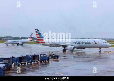 26 April Charlotte Airport NC USA ein Flugzeug der American Airlines wird zur Startbahn zurückgeschoben, während es sich auf den Abflug vorbereitet Stockfoto