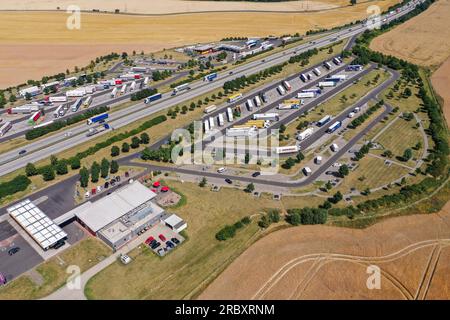 Leipzig, Deutschland. 11. Juli 2023. Das Servicegebiet Serways Muldental Süd an der Autobahn 14. In seinem Service Area Test überprüfte der ADAC 40 Einrichtungen in Bezug auf Außeneinrichtungen/Zugang, gastronomische Angebote, sanitäre Einrichtungen, Preise und Dienstleistungen. Die Anlage in der Nähe von Grimma wurde als „gut“ bewertet. Insgesamt fand das ADAC die meisten Einrichtungen in sehr gutem Zustand und optisch sehr sauber. Die ADAC beschreibt hohe Preise als die größte Ärgernis beim Besuch eines Rastplatzes. (Luftfoto mit Drohne) Kredit: Jan Woitas/dpa/Alamy Live News Stockfoto