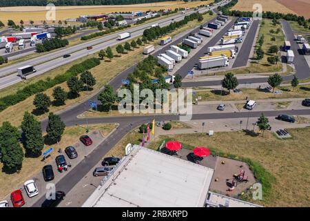 Leipzig, Deutschland. 11. Juli 2023. Das Servicegebiet Serways Muldental Süd an der Autobahn 14. In seinem Service Area Test überprüfte der ADAC 40 Einrichtungen in Bezug auf Außeneinrichtungen/Zugang, gastronomische Angebote, sanitäre Einrichtungen, Preise und Dienstleistungen. Die Anlage in der Nähe von Grimma wurde als „gut“ bewertet. Insgesamt fand das ADAC die meisten Einrichtungen in sehr gutem Zustand und optisch sehr sauber. Die ADAC beschreibt hohe Preise als die größte Ärgernis beim Besuch eines Rastplatzes. (Luftfoto mit Drohne) Kredit: Jan Woitas/dpa/Alamy Live News Stockfoto