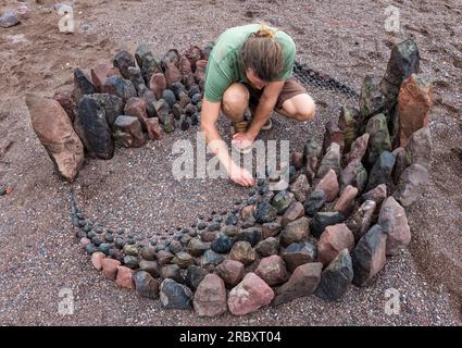 Der Landkünstler Jon Foreman kreiert eine Stein- oder Steinskulptur, European Land Art Festival, Dunbar, East Lothian, Schottland, Großbritannien Stockfoto