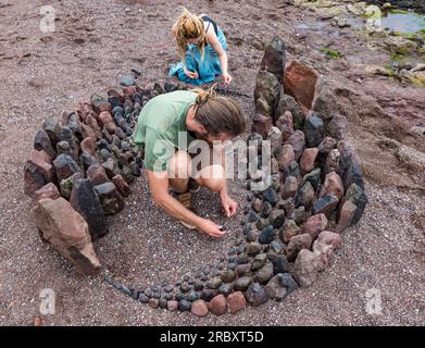 Der Landkünstler Jon Foreman kreiert eine Stein- oder Steinskulptur, European Land Art Festival, Dunbar, East Lothian, Schottland, Großbritannien Stockfoto