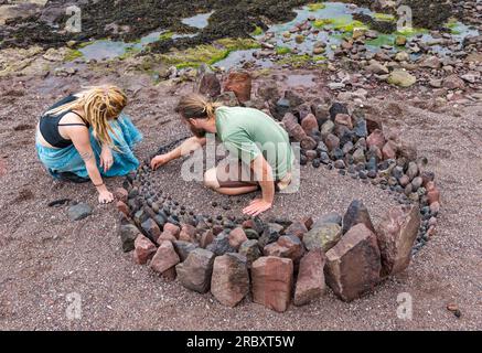 Der Landkünstler Jon Foreman kreiert eine Stein- oder Steinskulptur, European Land Art Festival, Dunbar, East Lothian, Schottland, Großbritannien Stockfoto